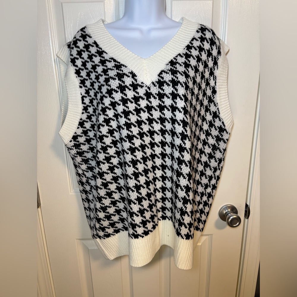 Black and off white houndstooth sweater vest with v neck-large